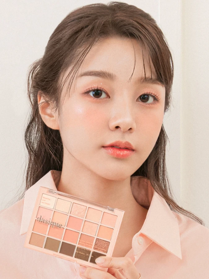 Большая палетка теней для век Dasique Mood Shadow Palette #03 Spring Coral