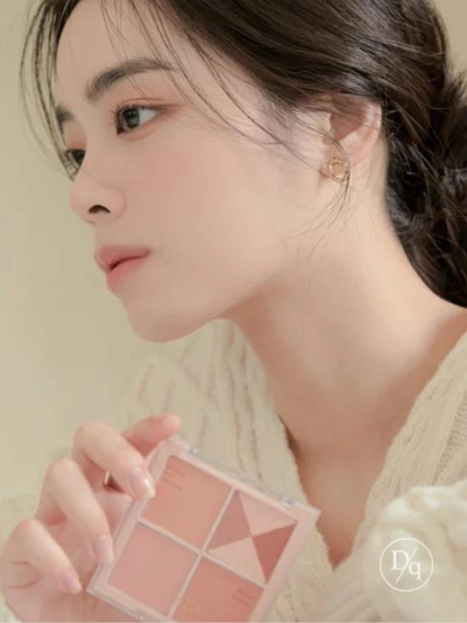 Палетка спрессованных румян в бежево-розовых оттенках Dasique Blending Mood Cheek #04 Beige Knit