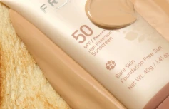 Невесомый тональный крем с фактором защиты от солнца Frudia Bare Skin Foundation Free Sun