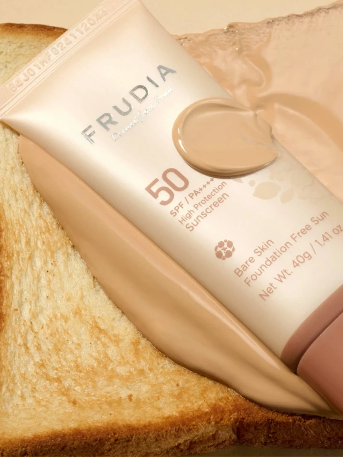 Невесомый тональный крем с фактором защиты от солнца Frudia Bare Skin Foundation Free Sun SPF50+PA++++