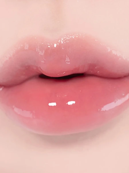 Лёгкий глянцевый блеск для губ fwee 3D Voluming Gloss A01 Vanilla 30%