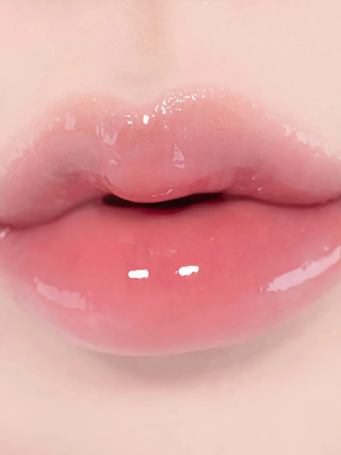 Лёгкий глянцевый блеск для губ fwee 3D Voluming Gloss A01 Vanilla 30%