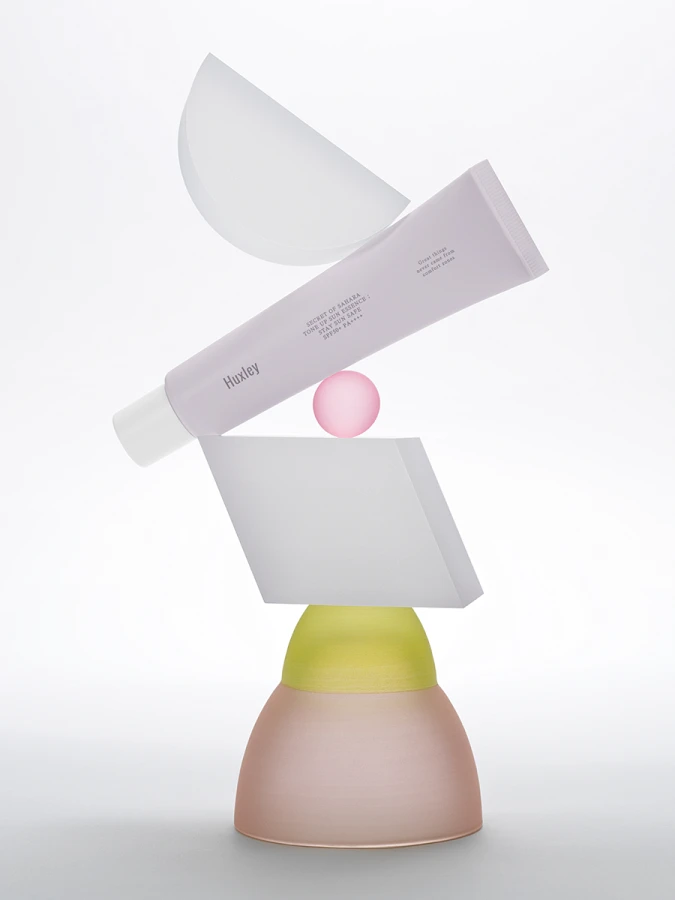 Солнцезащитный крем-база Huxley Tone Up Sun Essence Stay Sun Safe 01 Zellige Lavender SPF50+ PA++++