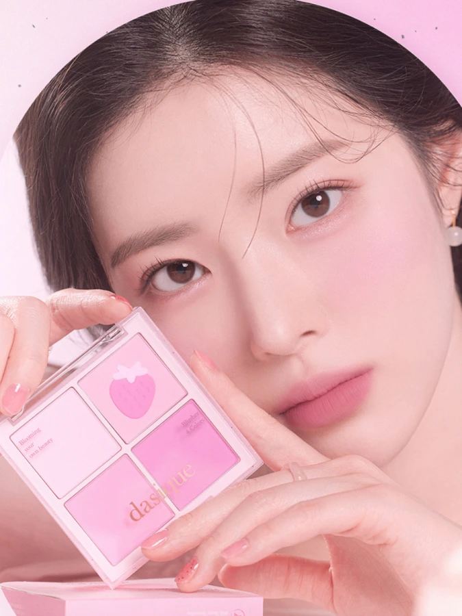 Палетка спрессованных румян в насыщенных ягодных оттенках Dasique Blending Mood Cheek #06 Berry Smoothie