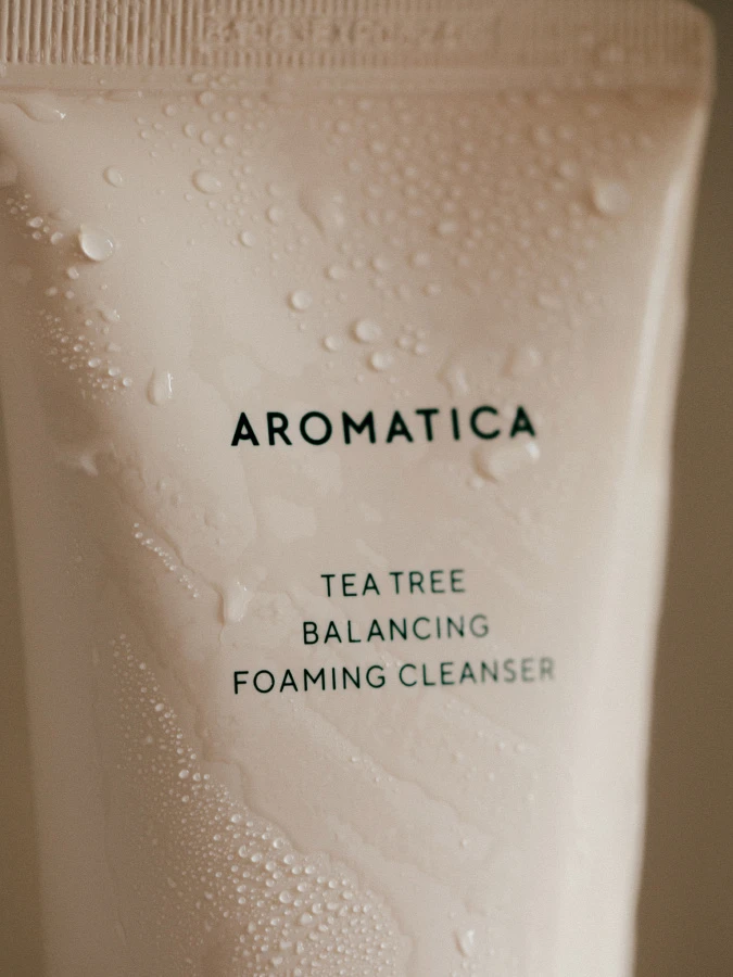 Органическая пенка с чайным деревом для жирной и проблемной кожи Aromatica Tea Tree Balancing Foaming Cleanser
