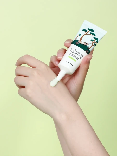 Мягкий солнцезащитный крем с экстрактом сосны и центеллы Round Lab Pine Calming Cica Mild-Up Sunscreen SPF50+ PA++++