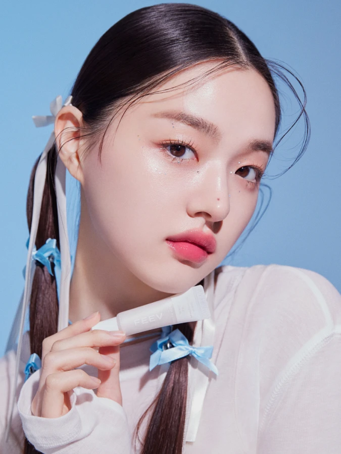 Сияющая сыворотка для макияжа в холодном оттенке FEEV Hyper-Fit Shimmering Serum Peach Fairy