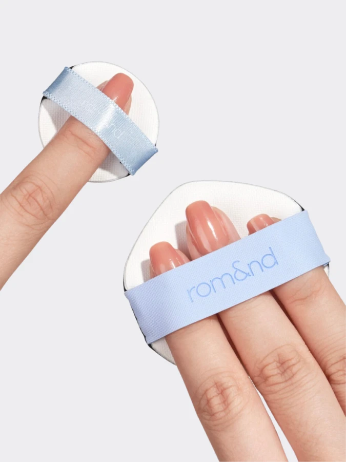 МИНИ Тональный кушон с влажным финишем в светлом оттенке rom&nd Bare Water Cushion 01 Porcelain 17 SPF38 PA++++