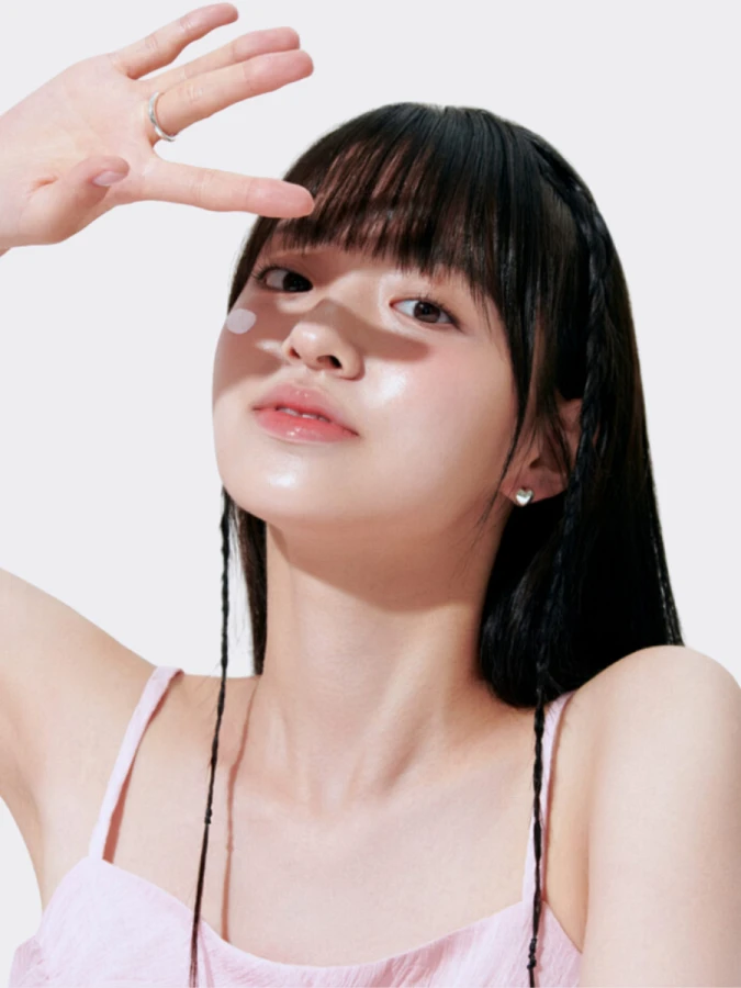 Солнцезащитный крем с эффектом выравнивания тона кожи Celimax Heart Pink Tone Up Sun Cream SPF50+ PA++++