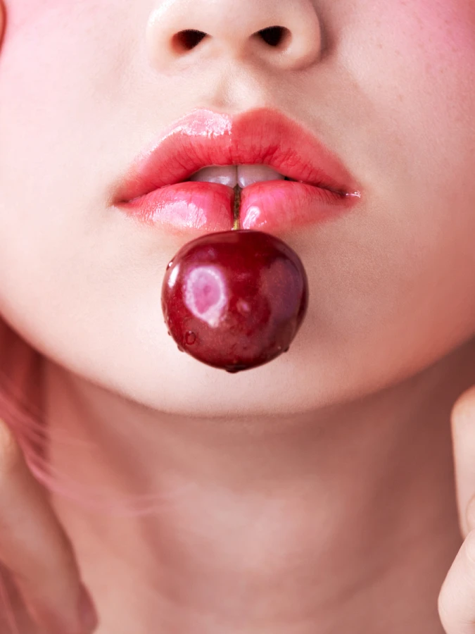 Увлажняющий оттеночный бальзам для губ в вишнёвом оттенке TOCOBO Glass Tinted Lip Balm 011 Flush Cherry