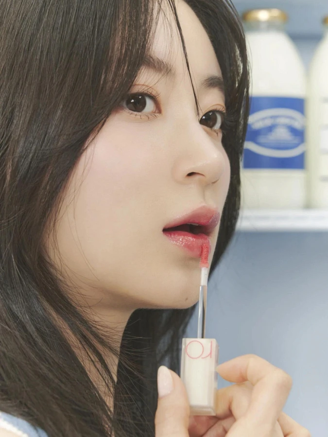 Лёгкий глянцевый пигмент в оттенке персикового десерта rom&nd DEWY·FUL Water Tint 09 Cotton Melba