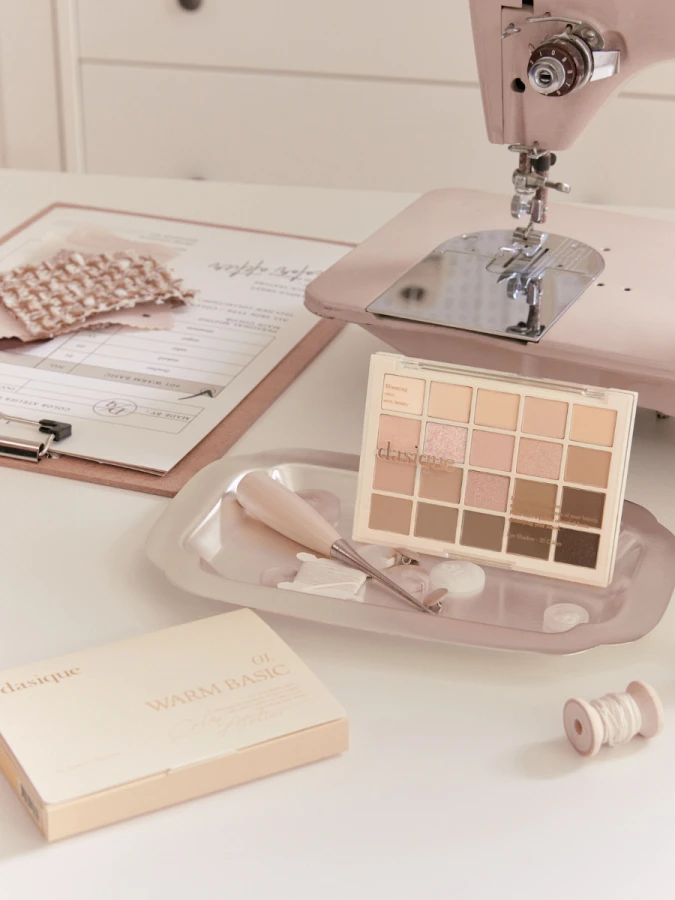 Большая палетка теней для век Dasique Mood Shadow Palette #01 Warm Basic