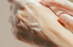 Органическая пенка с чайным деревом для жирной и проблемной кожи Aromatica Tea Tree Balancing Foaming Cleanser
