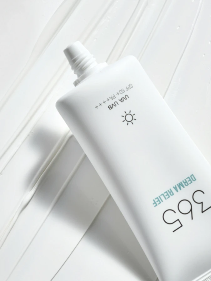 Успокаивающий солнцезащитный крем с растительными экстрактами Round Lab Derma Relief Sun Cream SPF50+ PA++++