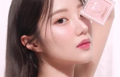 Сияющая пудра для лица в розовом оттенке Dasique Luxe Glow Highlighter #02 Pink Light