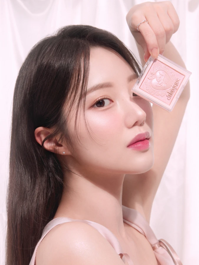 Сияющая пудра для лица в розовом оттенке Dasique Luxe Glow Highlighter #02 Pink Light