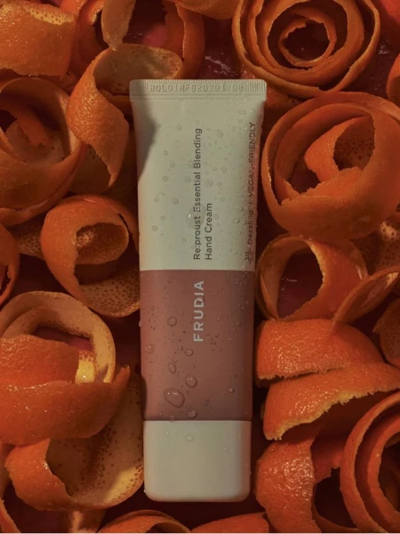 Крем для рук "Ослепительный" FRUDIA Re:Proust Essential Blending Hand Cream "Dazzling" Крем для рук "Ослепительный" FRUDIA Re:Proust Essential Blending Hand Cream "Dazzling"