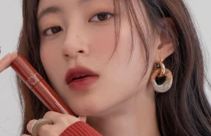 Сочный глянцевый тинт для губ с оттенком кокосовой скорлупы rom&nd Juicy Lasting Tint 20 Dark Coconut