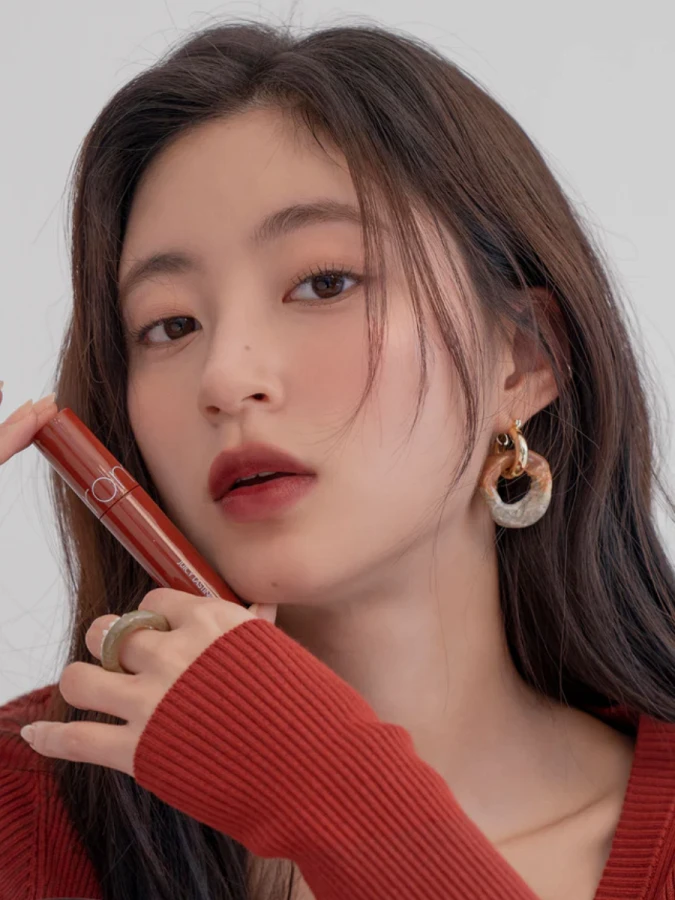 Сочный глянцевый тинт для губ с оттенком кокосовой скорлупы rom&nd Juicy Lasting Tint 20 Dark Coconut