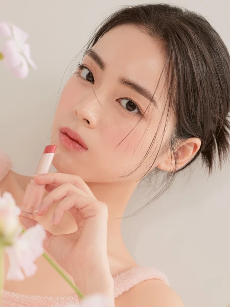 Глянцевая помада в натуральном оттенке губ Dasique Mood Glow Lipstick #01 Cream Sand