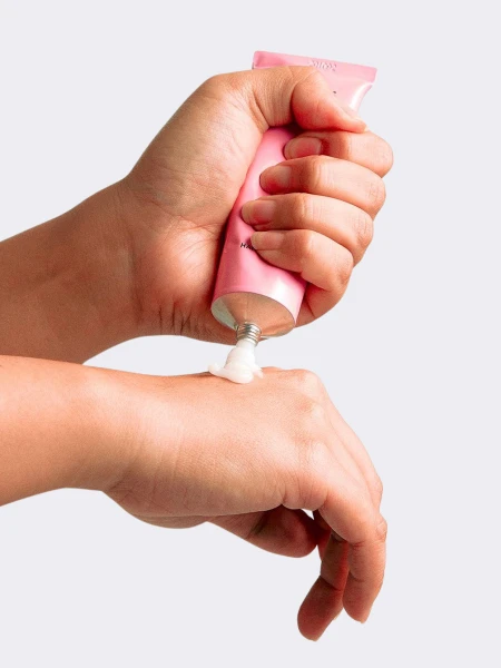 Увлажняющий крем для рук с ароматом персика AMUSE Vegan Soybean Handcream Love