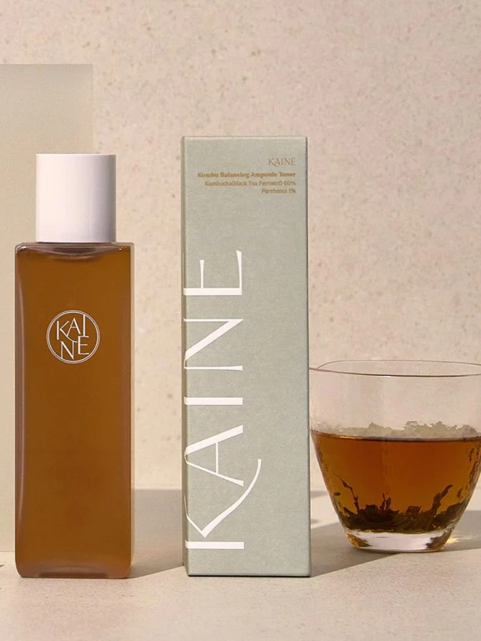 Балансирующий тонер с экстрактом комбучи в наборе с хлопковыми дисками KAINE Kombu Balancing Ampoule Toner