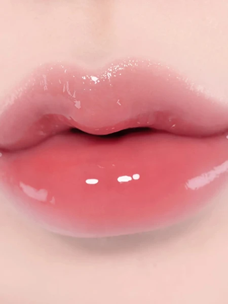 Интенсивный глянцевый блеск для губ fwee 3D Voluming Gloss B01 Vanilla 70%