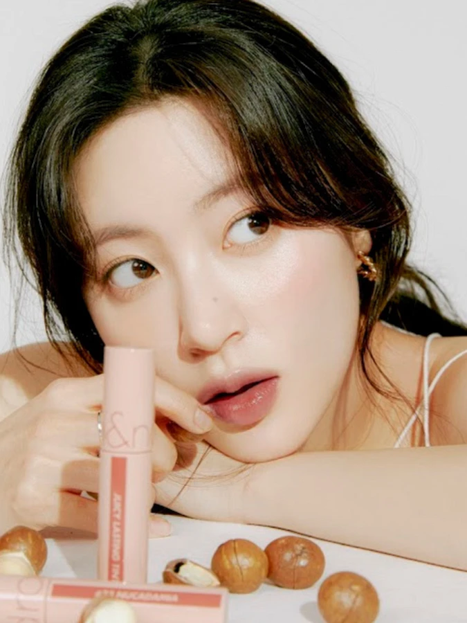 Сочный глянцевый тинт для губ с ореховым оттенком макадамии rom&nd Juicy Lasting Tint 23 Nucadamia