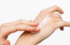Увлажняющий крем для рук с древесным ароматом Sungboon Editor Woody & Ginger Handcream