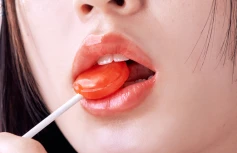 Увлажняющий оттеночный бальзам для губ в красном оттенке TOCOBO Glass Tinted Lip Balm 013 Tangerine Red