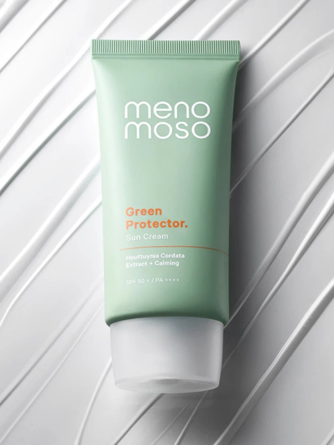 Успокаивающий солнцезащитный крем для лица с экстрактом хауттюйнии MENOMOSO Green Protector Sun Cream SPF50+ PA++++