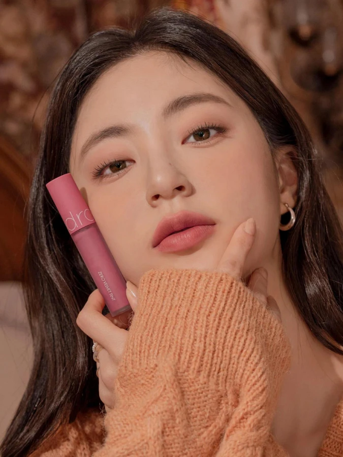 Вельветовый пигмент с матовым финишем в оттенке цветочного лепестка rom&nd Zero Velvet Tint 18 Petal Tassel
