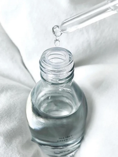 Противовоспалительное масло для лица с чайным деревом Aromatica Tea Tree Green Oil  Противовоспалительное масло для лица с чайным деревом Aromatica Tea Tree Green Oil
