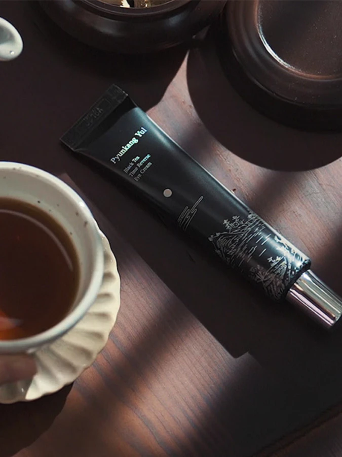 Разглаживающий питательный крем для век с экстрактом ферментированного черного чая Pyunkang Yul  Black Tea Time Reverse Eye Cream