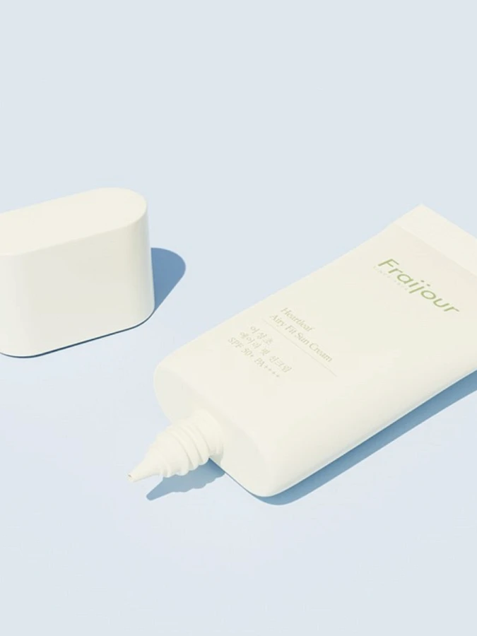 Солнцезащитный крем с экстрактом хауттюйнии Fraijour Heartleaf Airy Fit Sun Cream SPF 50+ PA ++++