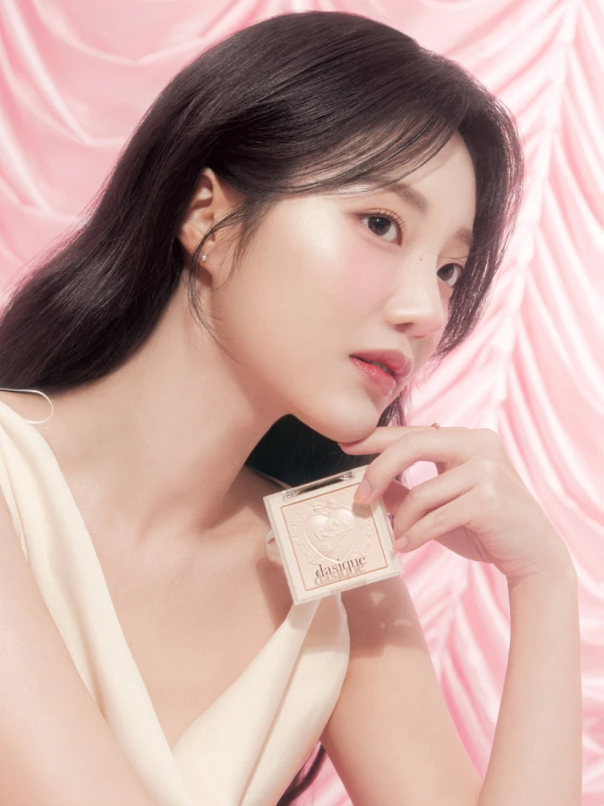 Сияющая пудра для лица в бежевом оттенке Dasique Luxe Glow Highlighter #01 Shine Beige