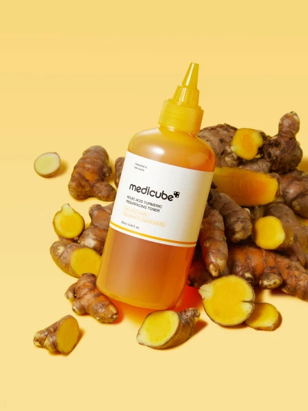 Отшелушивающий тонер с кислотами и экстрактом куркумы Medicube Kojic Acid Turmeric Resurfacing Toner