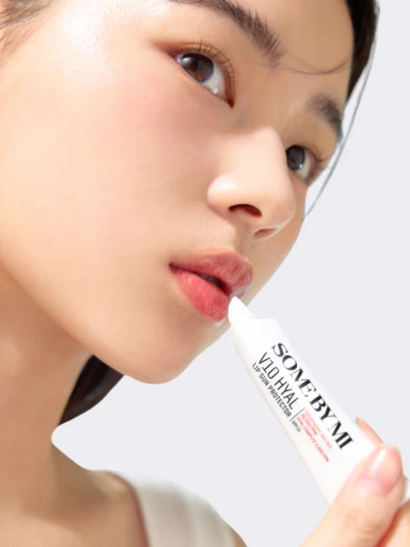 Оттеночный солнцезащитный бальзам для губ с гиалуроновой кислотой Some By Mi V10 Hyal Lip Sun Protector SPF15 Berry Оттеночный солнцезащитный бальзам для губ с гиалуроновой кислотой Some By Mi V10 Hyal Lip Sun Protector SPF15 Berry