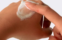 Увлажняющий крем для рук с ароматом персика AMUSE Vegan Soybean Handcream Love