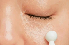 Сыворотка-роллер для кожи вокруг глаз с экстрактом зеленого чая innisfree Green Tea Hyaluronic Glow Eye & Face Ball