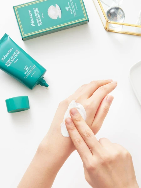 Увлажняющий солнцезащитный крем JMsolution Marine Luminous Pearl Sun Cream SPF50+ PA++++ Увлажняющий солнцезащитный крем JMsolution Marine Luminous Pearl Sun Cream SPF50+ PA++++