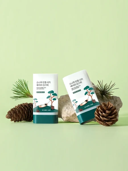 Успокаивающий солнцезащитный стик с экстрактом сосны и центеллы Round Lab Pine Calming Cica Airy Sunstick