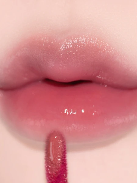 Легкий увлажняющий блеск-тинт для губ ALTERNATIVE STEREO Lip Potion Aqua Glow No.5 Raspberry Soap