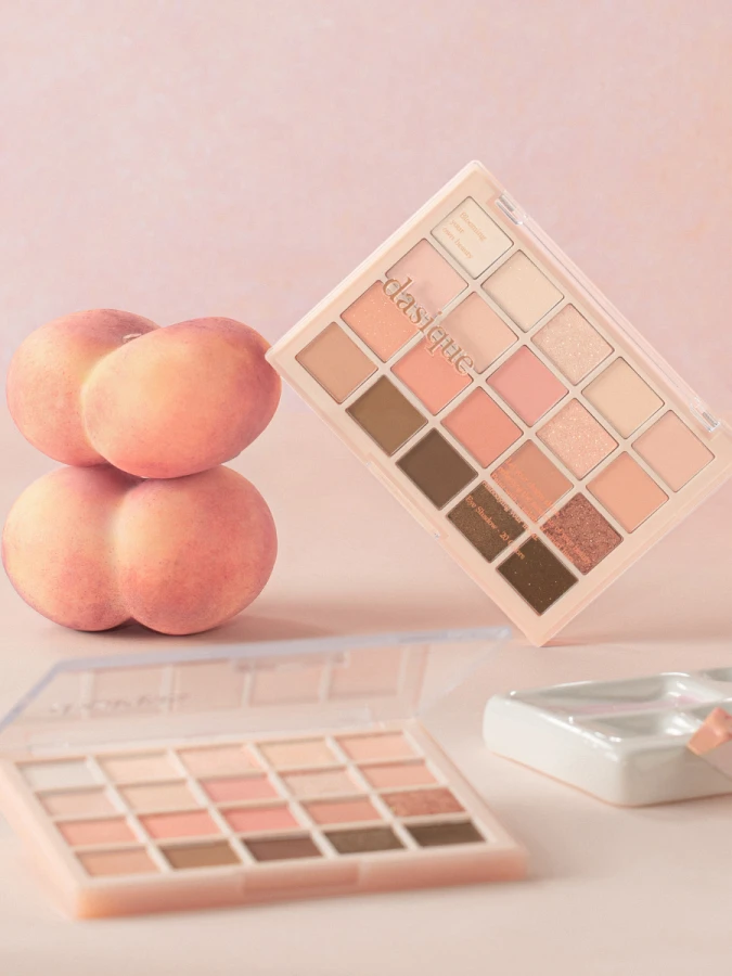 Большая палетка теней для век Dasique Mood Shadow Palette #03 Spring Coral