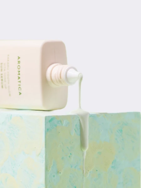 Лёгкий солнцезащитный флюид для выравнивания тона кожи Aromatica Kakadu Youth Glow Vita Tone Up Sun Serum SPF50+ PA++++ Лёгкий солнцезащитный флюид для выравнивания тона кожи Aromatica Kakadu Youth Glow Vita Tone Up Sun Serum SPF50+ PA++++