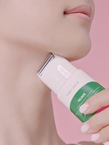 Разглаживающий крем-роллер с ретиналем для шеи CKD Retino Collagen Small Molecule 300 Guasha Neck Cream