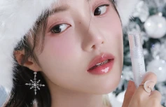 Прозрачный мерцающий блеск для губ Dasique Glowy Lipgloss Holiday Snowball