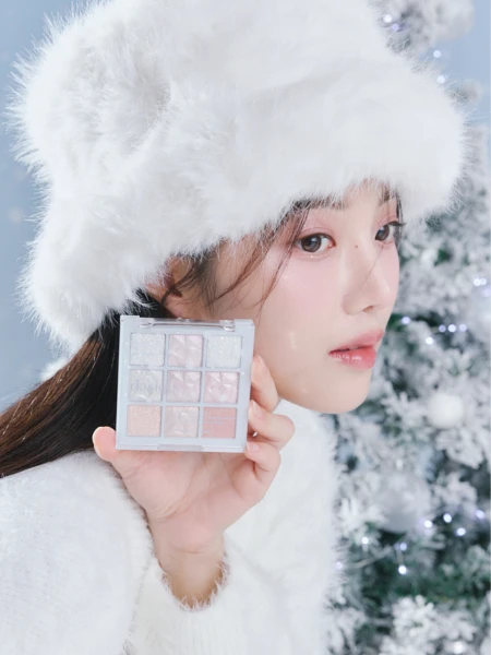 Палетка сияющих теней для век Dasique Shadow Palette #25 Holiday Snowball