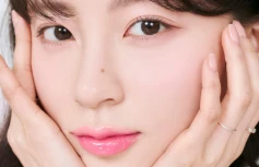Оттеночный бальзам для губ в оттенке лепестков пиона rom&nd Glasting Melting Balm 09 Peonies