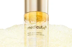 Осветляющий спрей-сыворотка для лица с витамином С Medicube Kojic Acid Turmeric Vitamin Gold Jelly Mist Serum